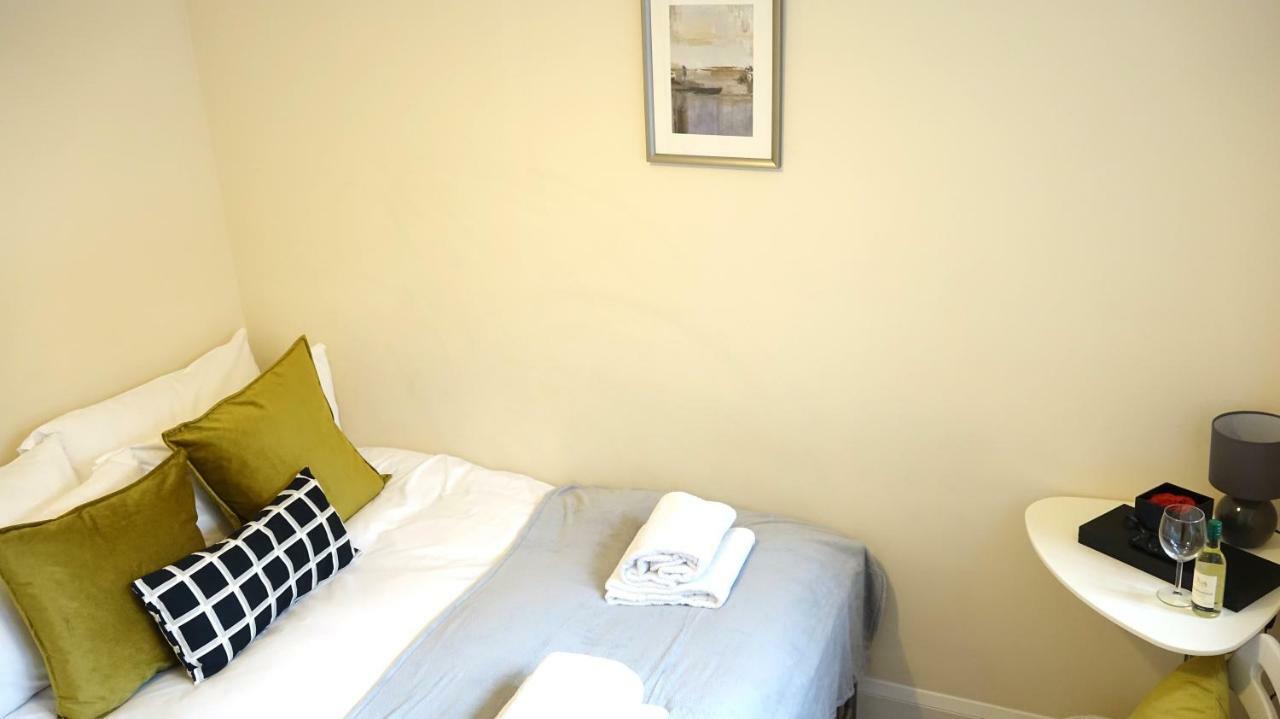 Heathrow Ensuite Rooms- Auto Check In Лондон Екстериор снимка