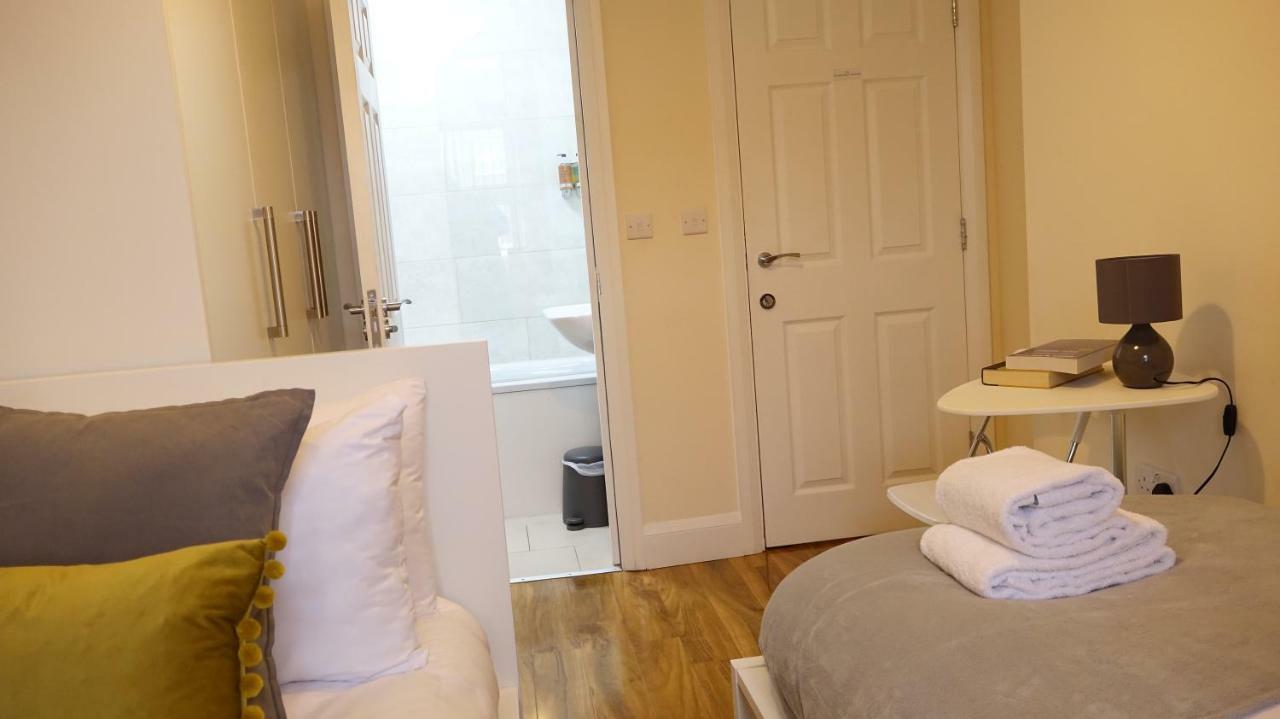 Heathrow Ensuite Rooms- Auto Check In Лондон Екстериор снимка